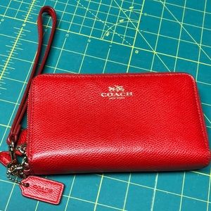 Coach wristlet 6 1/2X3 1/2”dbl zipper. Chg purse & 10 cc slots inside.Leather!
